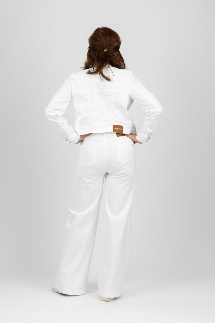  b021-white